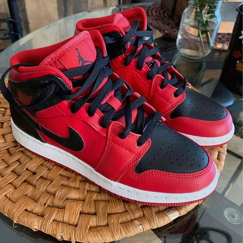 AIR JORDAN 1 MID GS 'REVERSE BRED size 6Y